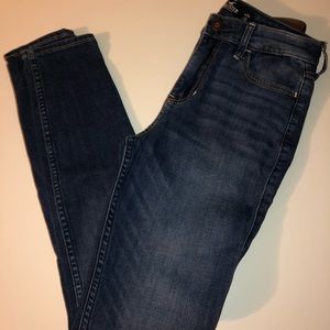 Hollister high rise super skinny jeans w/ 0 rips